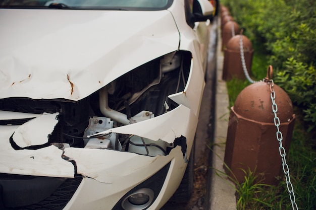 Primo piano rotto del faro dell'automobile. auto dopo l'incidente.