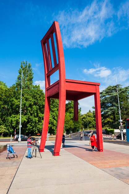 Broken Chair or Chaise Cassee Geneva