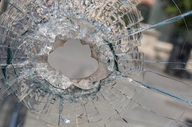 Разбитое треснутое или разбитое стекло с дырками и трещинами