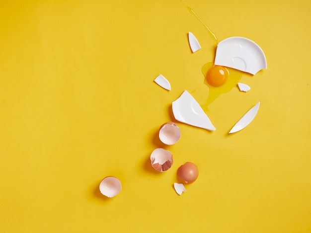写真 壊れた卵と黄色のプレート