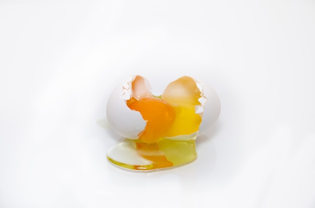 사진 깨진 달걀 흰 배경에 고립