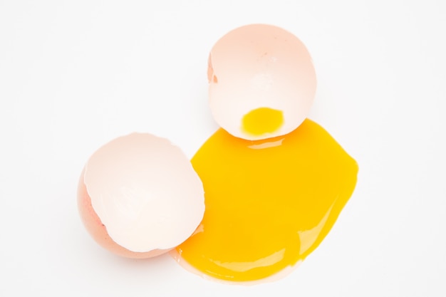 写真 卵黄がこぼれた壊れた卵