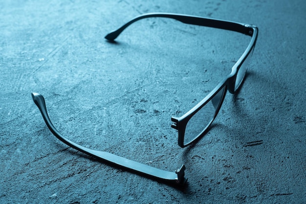 Foto occhiali rotti sul pavimento