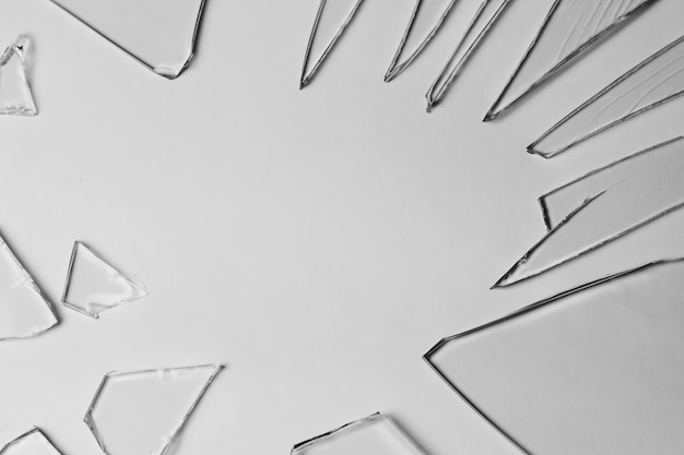 Фото Части сломанной стеклянной кучи текстуры и предпосылки изолированных на белом, треснутом влиянии окна. аварийное состояние