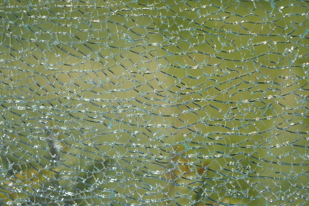 Разбитое стекло с острыми осколками на открытом воздухе