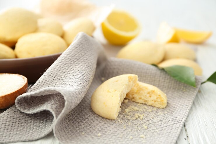 Фотография разбитое домашнее печенье с лимонным вкусом на салфетке вблизи