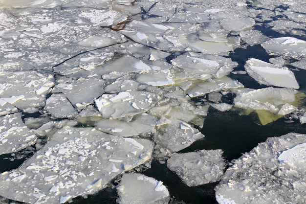 Rotture di ghiaccio sulla superficie del fiume in inverno. trama di banchi di ghiaccio