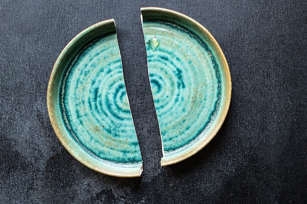 Фото Разбитая тарелка керамика ручной работы посуда черепки на столе