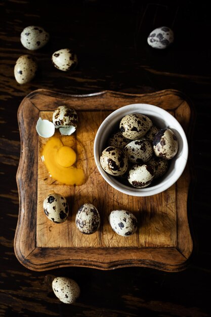 Фото Разбитое яйцо перепелицы с желтком свежих и натуральных сельскохозяйственных продуктов
