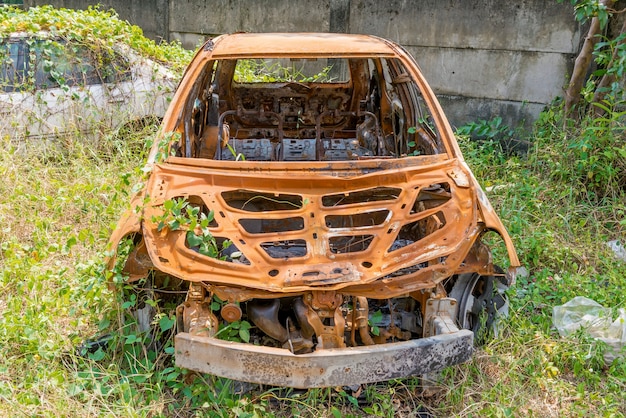 Auto arrugginita rotta a causa dell'incidente sul prato