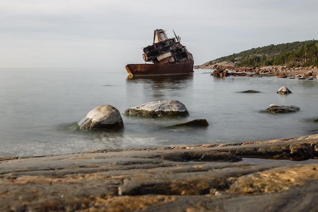 写真 ロシアの北海岸沖で壊れたさびた船。テリベルカ