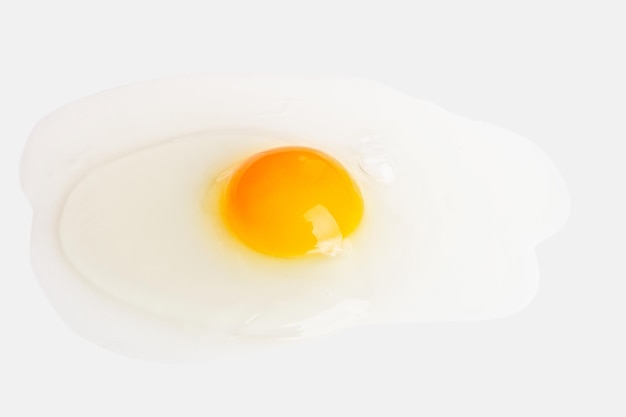 Фото Сломанное пролитое яйцо на светлом фоне