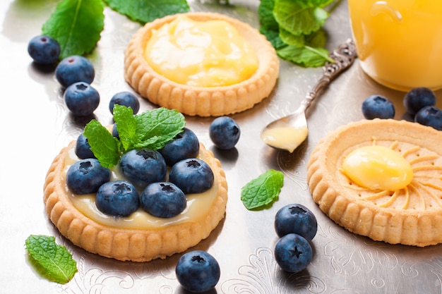 Broken tartlet with lime curd and blueberries
