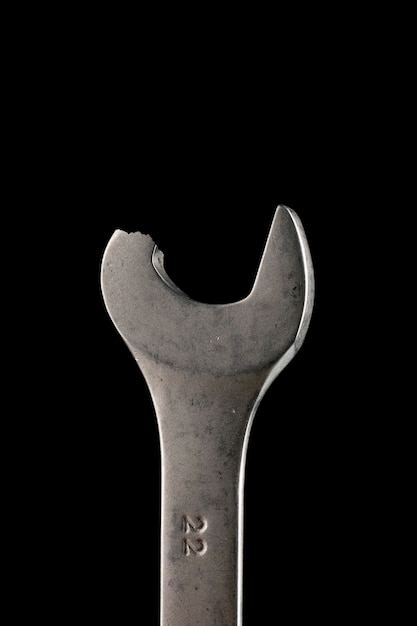 Photo broken wrench isolated on black background