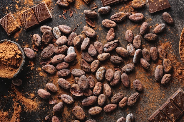 Brokken van donkere chocolade op tafel