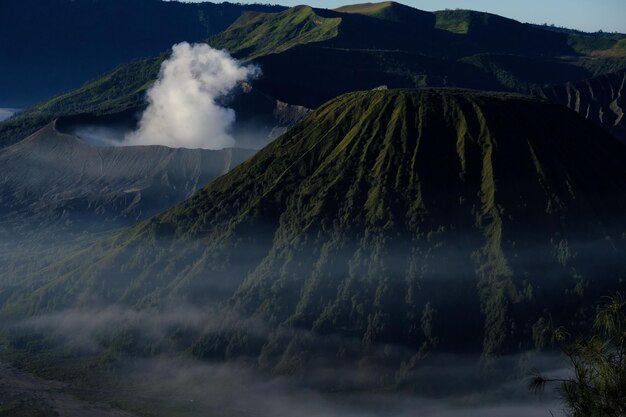 Foto montagna bromo nel parco nazionale di bromo tengger semeru a lumajang, provincia di giava orientale, indonesia