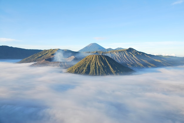 Bromo mountain en mist rond bromo mountain is een actieve vulkaan van surabaya, indonesië