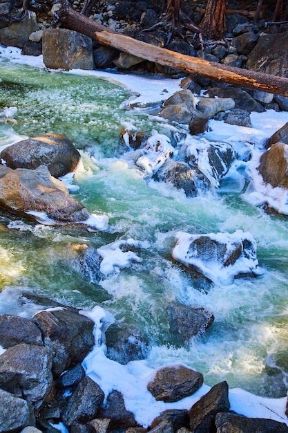 Bronrivier bij yosemite gevuld met sneeuw en bevroren rotsen