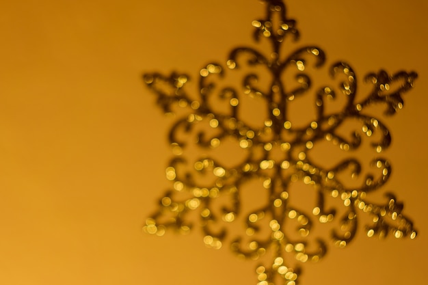 Brons glinsterende sneeuwvlok, Kerstmisdecoratie, vaag, defocused, bokeh