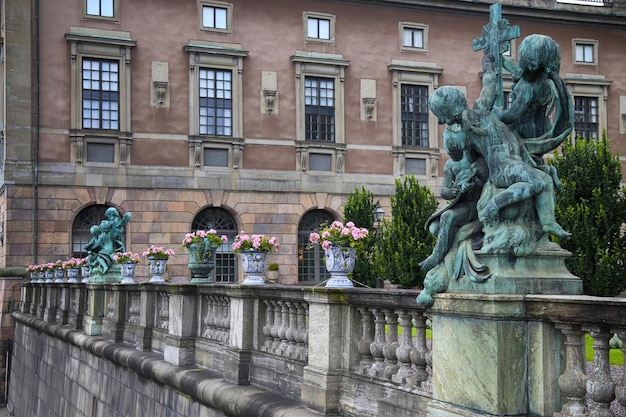 Foto bronsbeeldhouwwerkgodsdienst bij het koninklijke paleisstandbeeld stockholm