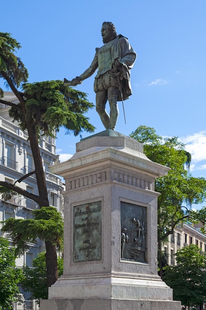 Bronsstandbeeld van Miguel de Cervantes in Madrid