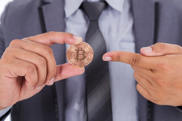 Photo bronze bitcoin in hand of business man