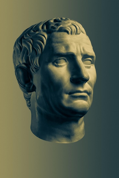 황동 배경에 고립 된 예술가를위한 Guy Julius Caesar Octavian Augustus 머리의 고대 동상의 청동 색 석고 사본 르네상스 시대 석고 조각 남자 faceTemplate for art design