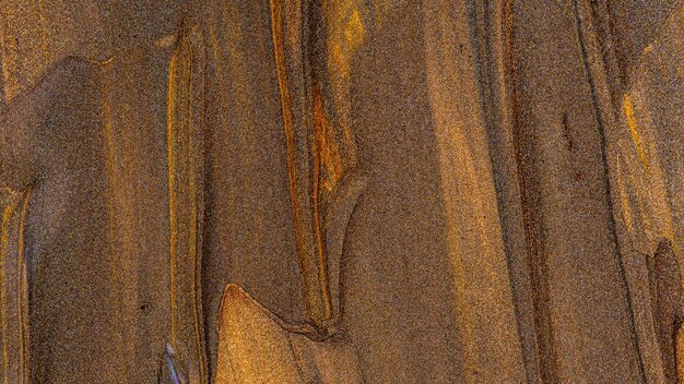 Бронзово-золотой фон мазков масляной краской. Сверкающая поверхность коричнево-оранжевых мазков. Темно-золотая текстура краски с блестками