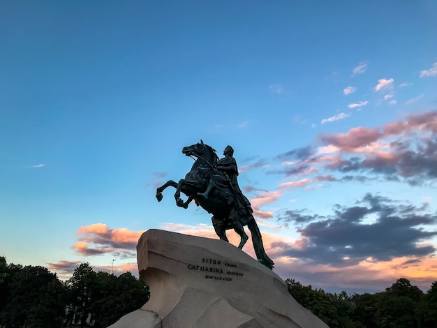 Foto il monumento bronzeo del cavaliere ha illuminato il tramonto