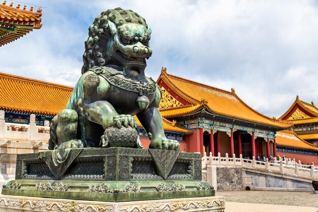 Foto leone di bronzo di fronte alla sala dell'armonia suprema nella città proibita di pechino, cina