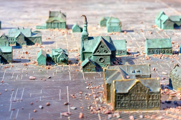 Photo bronze model of the city with houses and streets