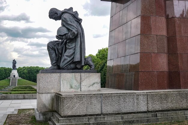 Бронзовая статуя солдата на советском военном мемориале военный мемориал и военное кладбище в парке Трептауэр