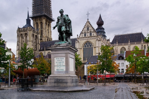 Bronze statue of the famous baroque flemish painter peter paul rubens