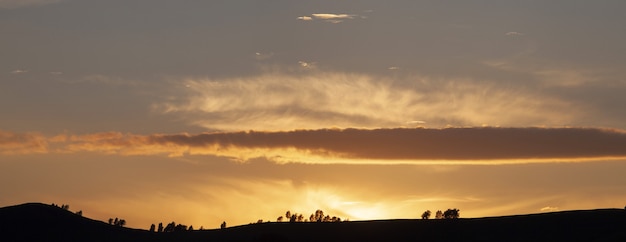 山に沈む夕日、パノラマの風景