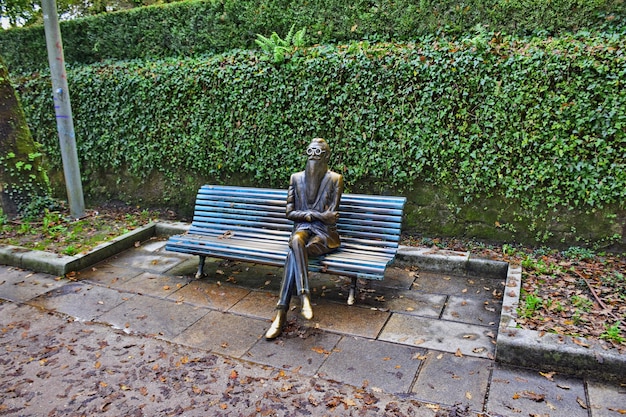 Bronzen monument van een man op een bankje in het park van Santiago de Compostela
