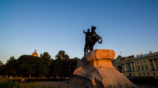 Bronzen ruiter monument verlichte zonsondergang