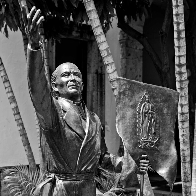 Bronzen standbeeld in het park