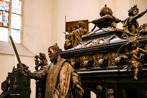 Bronzen standbeeld van albrecht v bij de cenotaaf van ludwig iv in de frauenkirche-kathedraal münchen