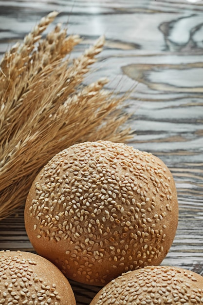 Brood bos van tarwe oren op vintage houten oppervlak