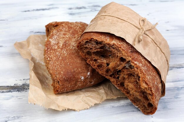 Brood breken op houten tafel