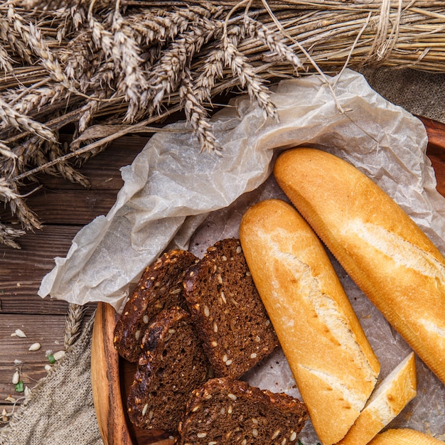 Brood, brood in houten kom