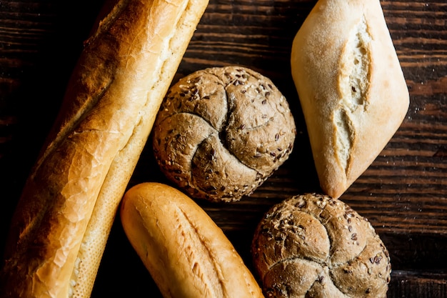 Brood, broodje en stokbrood op een tafel