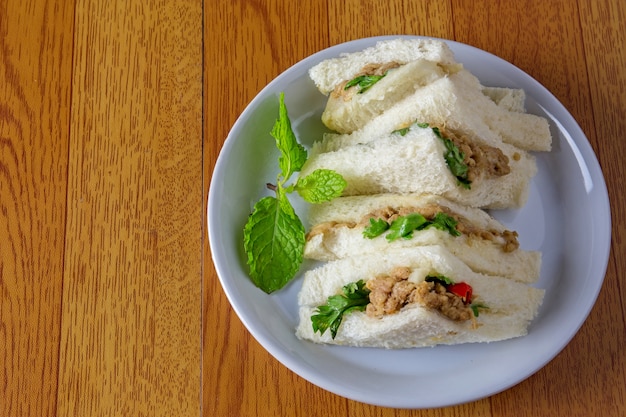 Brood broodje met tonijn, plakjes op de plaat