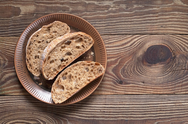 Brood ciabatta gesneden op een bord op tafel