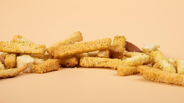 Foto brood croutons close-up bier snacks op beige achtergrond