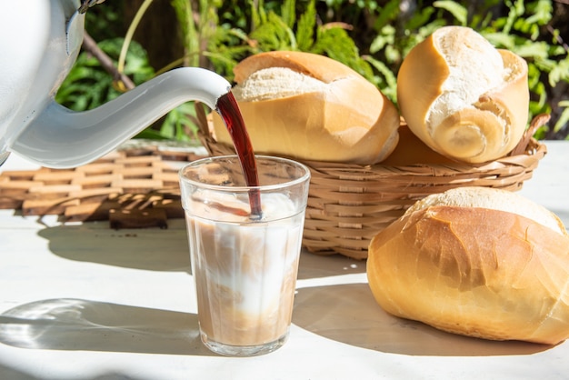 brood, een pot koffie in een amerikaans glas melk