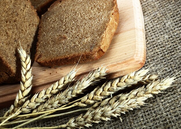 Brood en aartjes van tarwe op jute