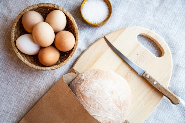 Brood en eieren op een houten bord