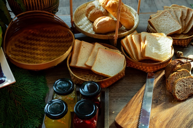 Brood en fruitjam voor ontbijt