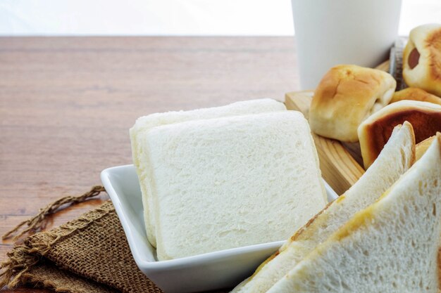 Brood en koffiekop op houten vloer.